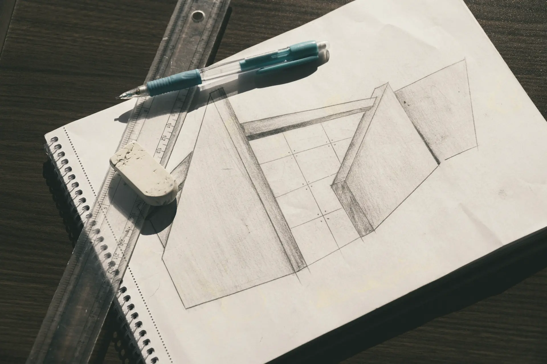 رسم بقلم الرصاص لتخطيط مع مسطرة وممحاة